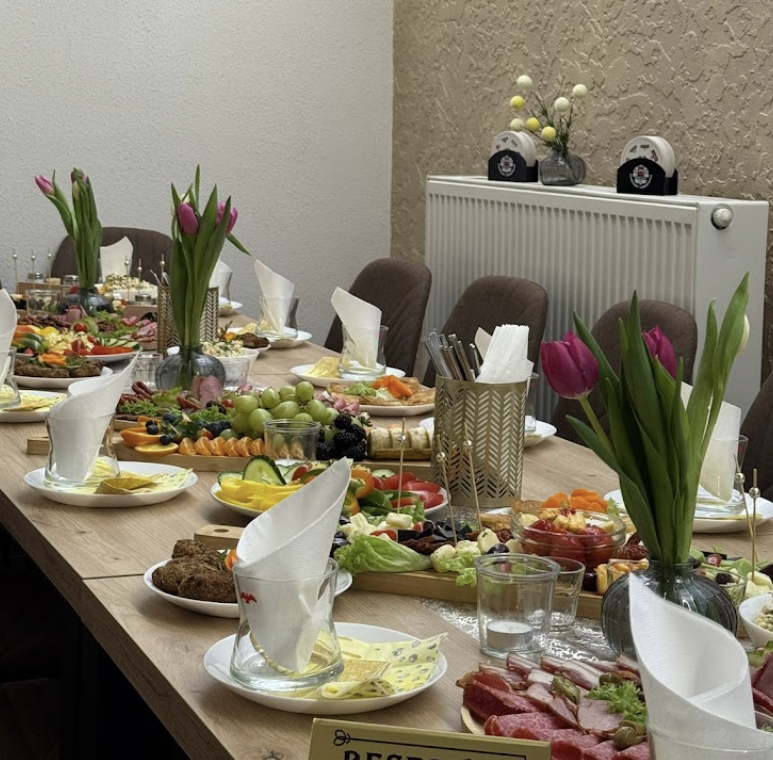 Slavnostně prostřený stůl v restauraci Domácí Talíř