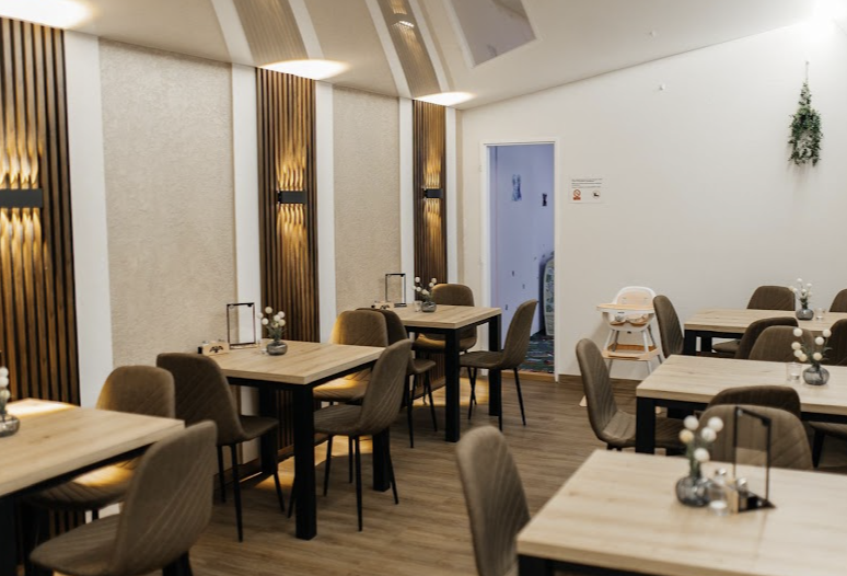 Prostor restaurace se stoly